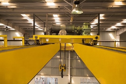 Cần cẩu EOT dầm đôi màu vàng 50Ton Mô hình Châu Âu với động cơ ABB trong xưởng