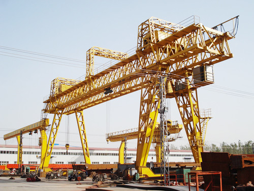 Cần cẩu xây dựng giàn 50T trong kho lưu trữ